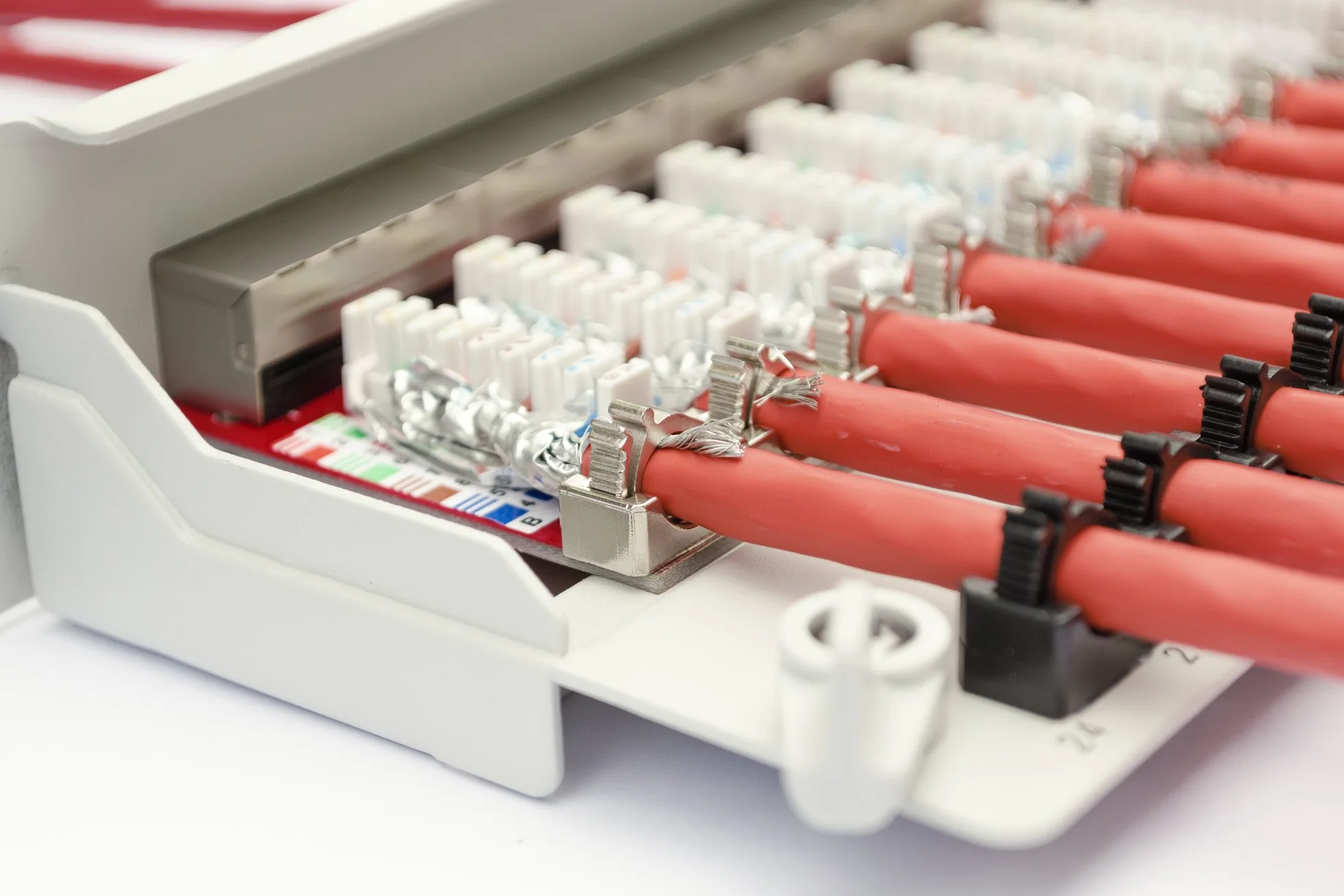 DIGITUS Patchpanel – Cat-6A – 19 Zoll 1HE – 24-Port RJ45 Geschirmt | 10 Gbit/s – PoE+ kompatibel – LSA Patch-Feld – Rack-Montage im Netzwerkschrank – Schwarz
