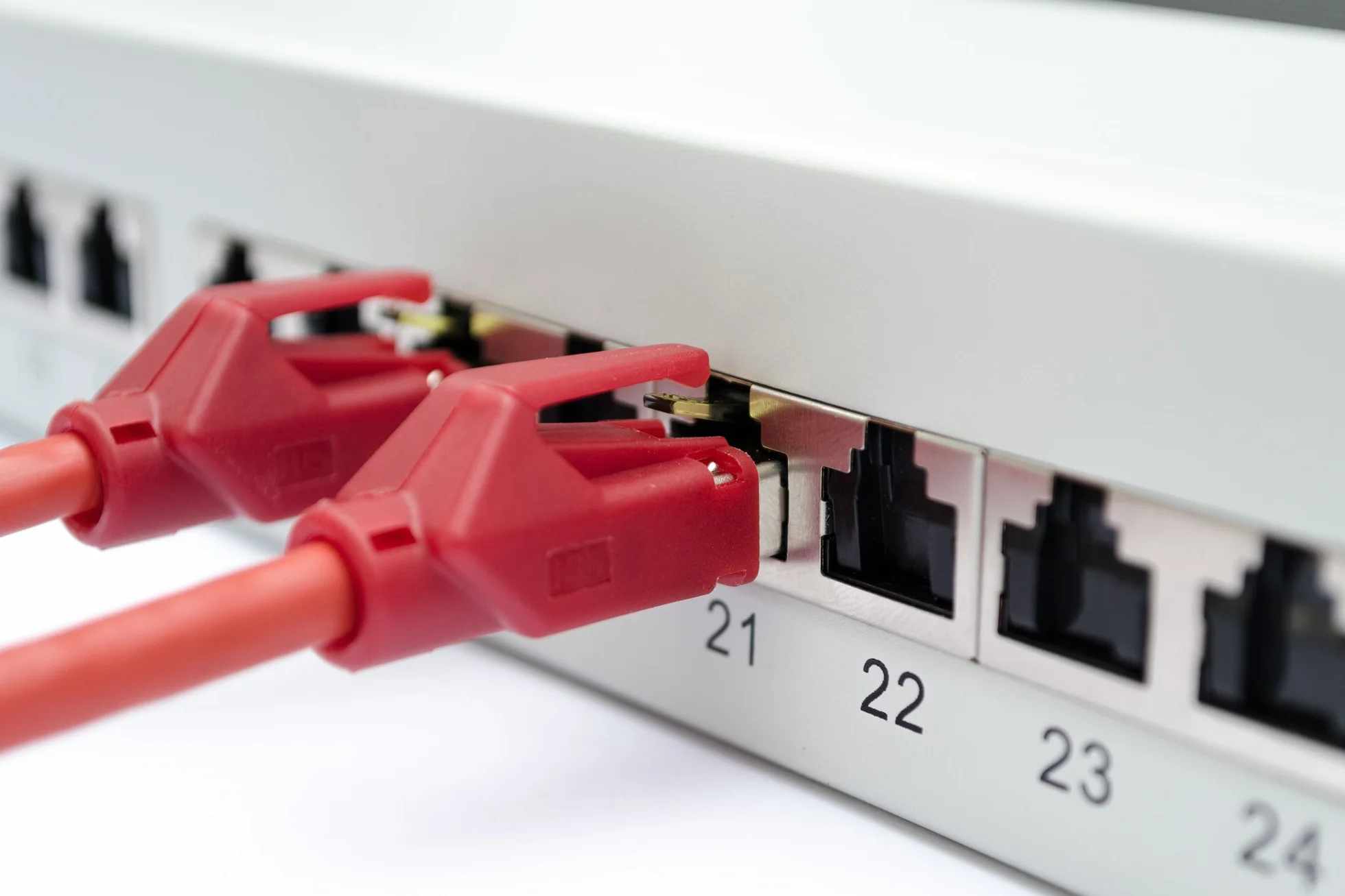 DIGITUS Patchpanel – Cat-6A – 19 Zoll 1HE – 24-Port RJ45 Geschirmt | 10 Gbit/s – PoE+ kompatibel – LSA Patch-Feld – Rack-Montage im Netzwerkschrank – Schwarz