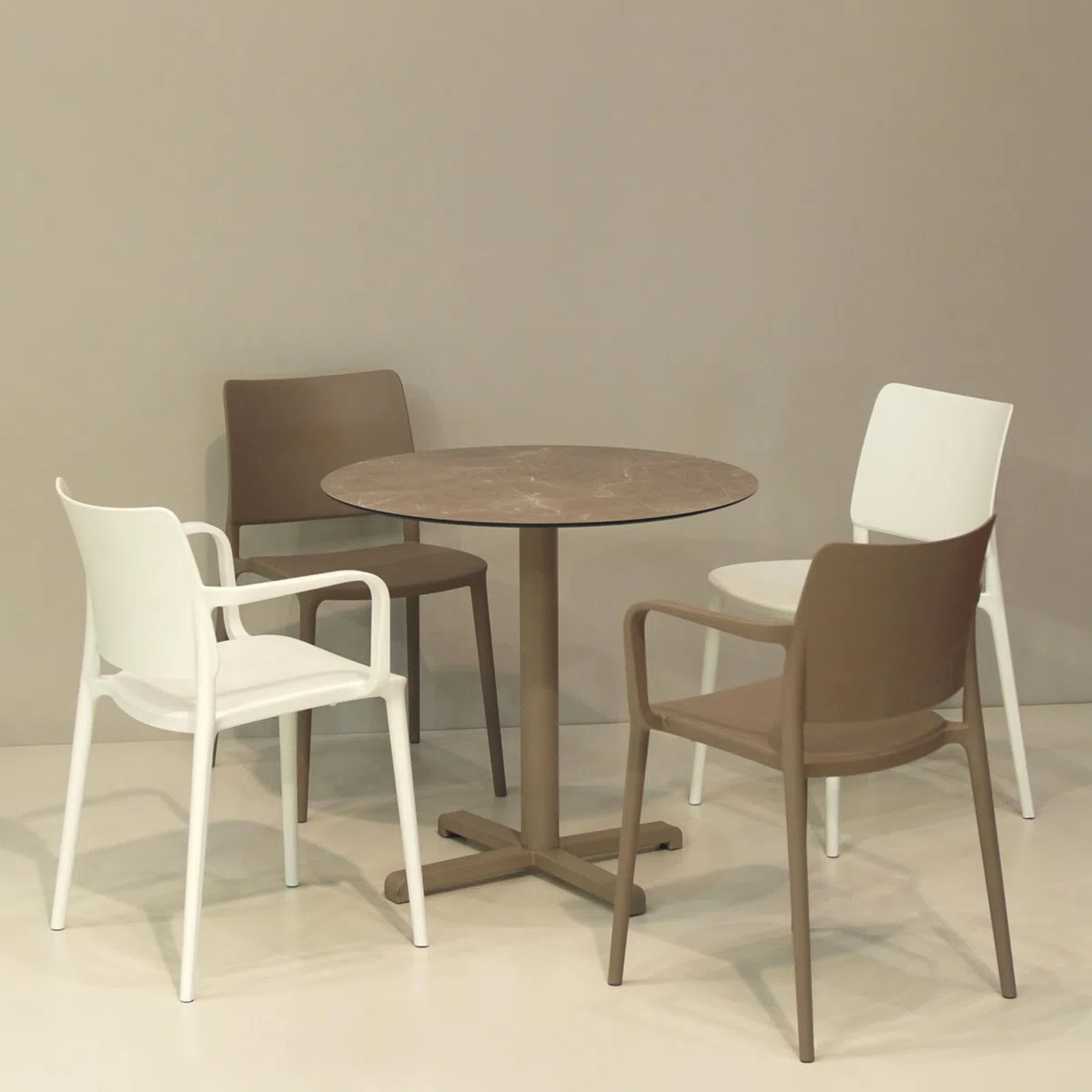 PAPATYA 4er-Set Kunststoffstuhl Joy-K Designstuhl mit Einer Belastbarkeit von 200 kg, Terassenstuhl aus Kunststoff UV beständig, Leichter Stuhl mit Rückenlehne für Balkonstuhl (Grau-braun)